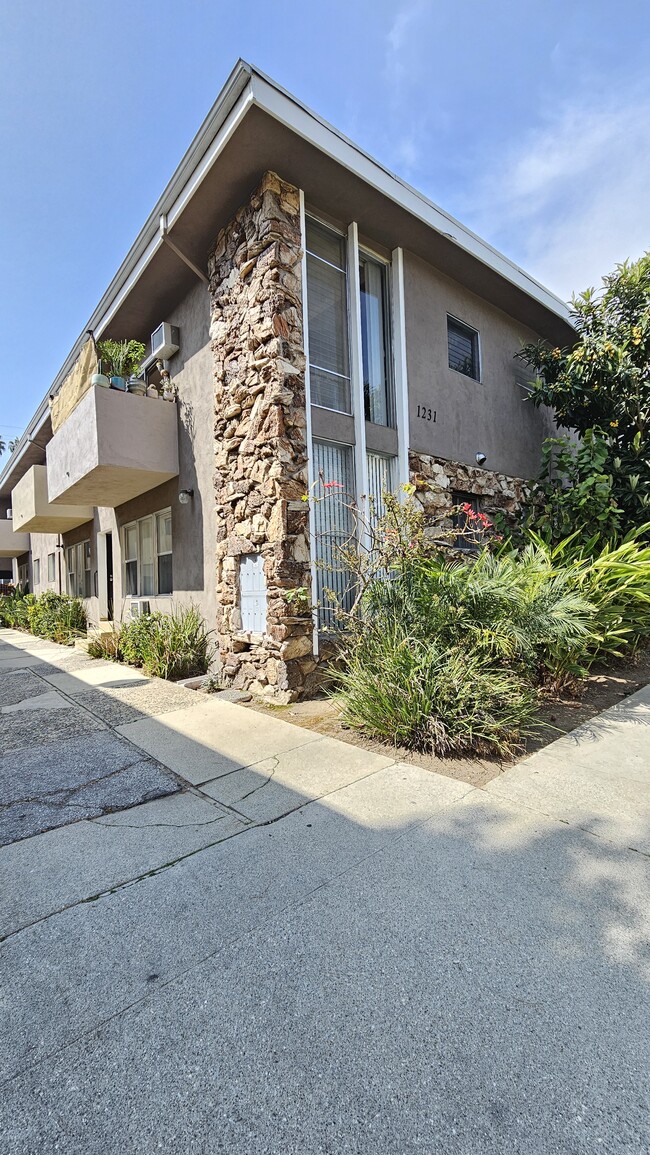 Foto del edificio - 1231 N Genesee Ave