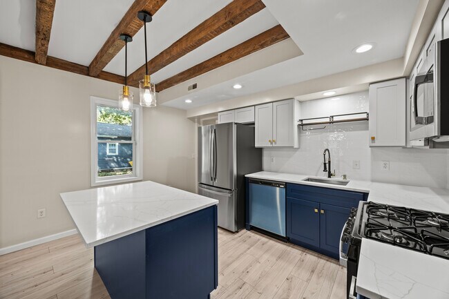 Building Photo - 16 School St