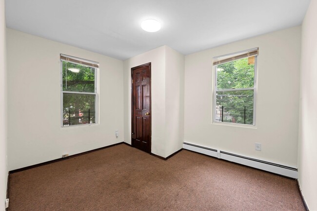 Foto del edificio - 144-19-144111 111th Ave