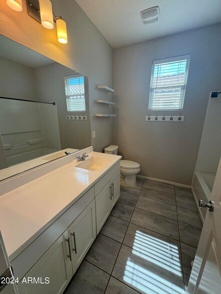 Foto del edificio - 18036 W Thistle Landing Drive