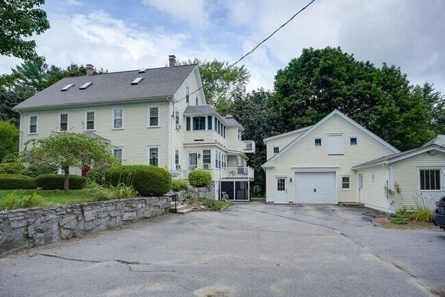 Foto del edificio - 319 Forge Village Rd