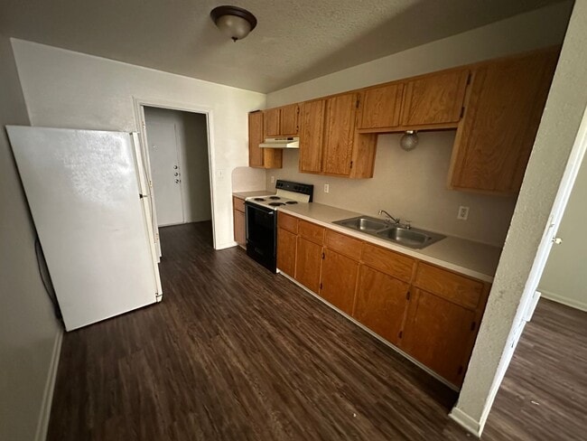 Building Photo - 204 W Avenue F