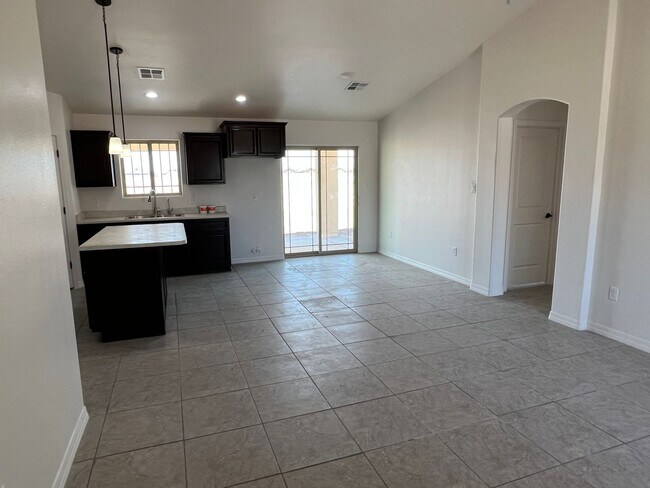 Building Photo - 3 Bedroom Split Floor Plan with 2 bathrooms