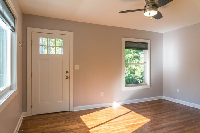 Building Photo - Gorgeous One Bedroom with Bonus Room in Ha...