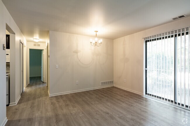 2 habitaciones, 1 baño - 900 pies cuadrados - Sala de estar - Bradford Square