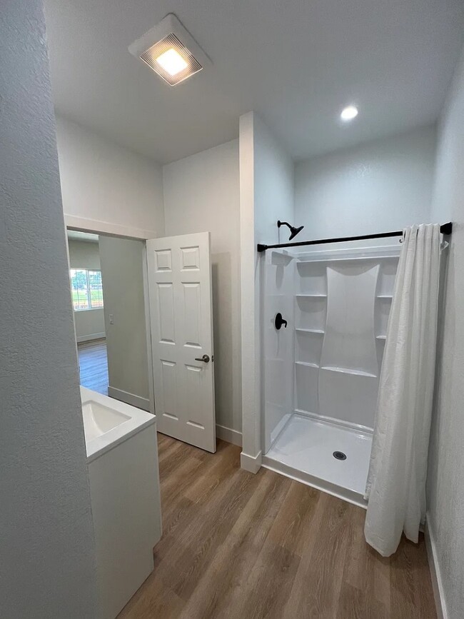 Building Photo - 3068 Redwood Dr