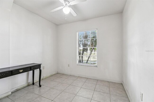 Foto del edificio - 855 E Brandon Blvd