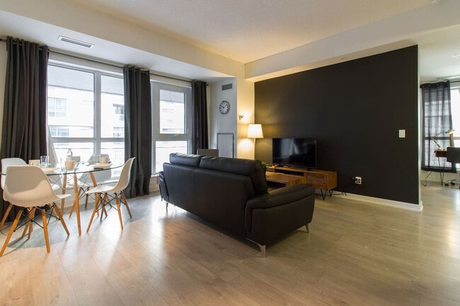 Building Photo - 199 Richmond St W