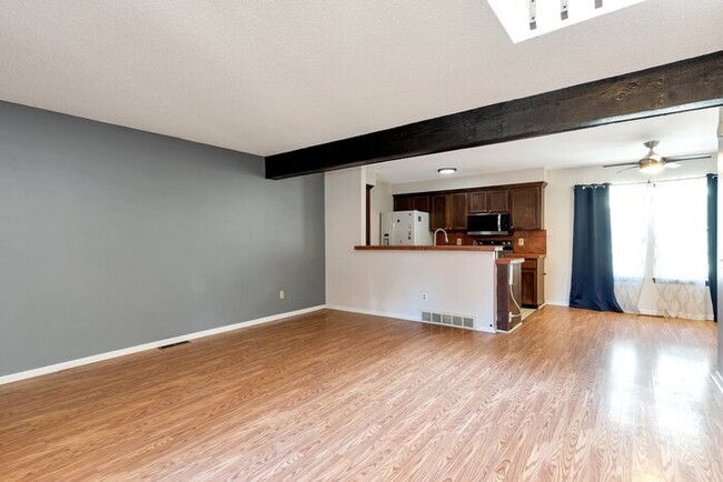 Foto del edificio - 2 bed 1 bath Townhome with a 2 car garage