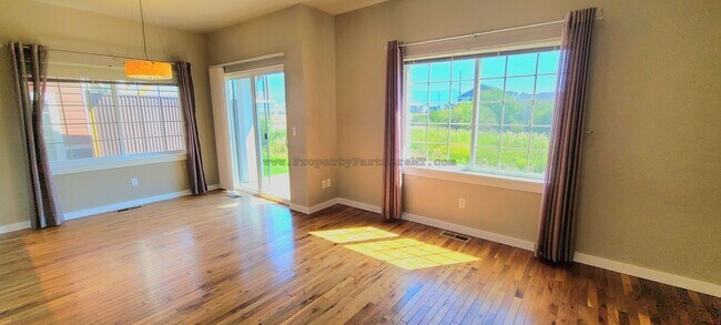 Foto del edificio - Beautiful 3 Bed 2.5 Bath Town house with ALL the amenities!