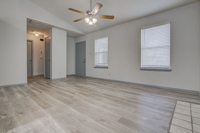 Foto del edificio - 9624 Sugar Hill Dr