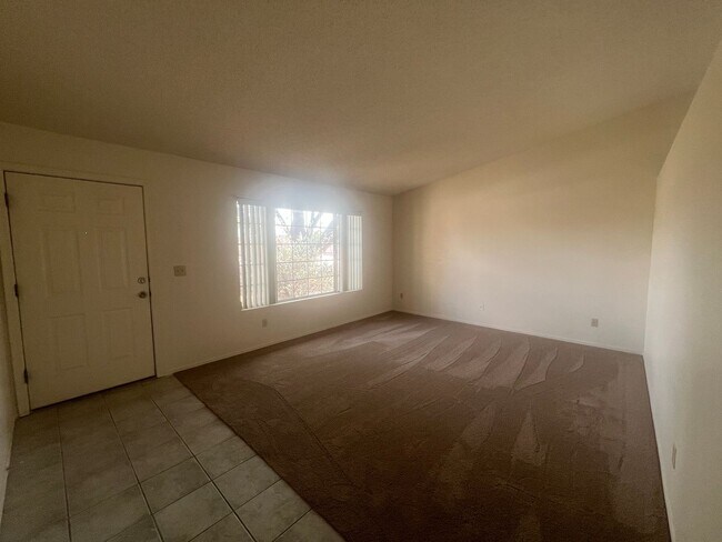 Foto del edificio - NICE 3 BEDROOM IN RITA RANCH WITH GREAT FL...