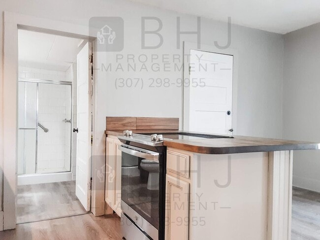Building Photo - PET FRIENDLY 2 BED/ 1 BATH MINUTES FROM DOWNTOWN!