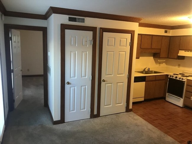 Building Photo - One bedroom