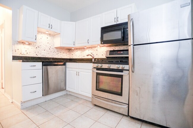 Foto del edificio - 3556 N Wilton Ave