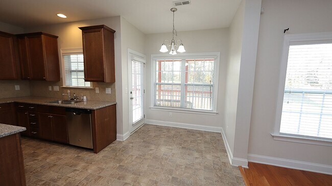 Foto del edificio - Spacious 5 Bedroom Home in Convenient Knig...