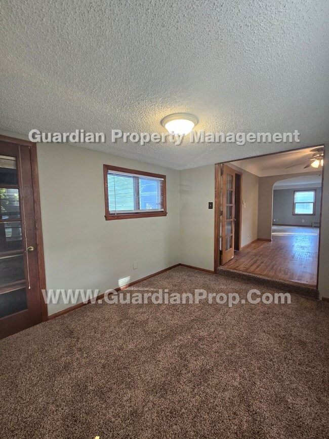 Building Photo - Move-in special and available Now! Bloomington Single Family Home, 2 Car Garage, new kitchen appl...