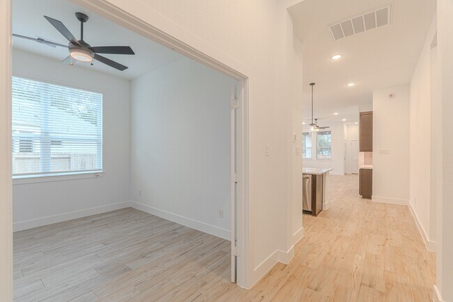 Foto del edificio - 719 Campbell Xing Ct