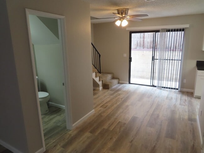Building Photo - Renovated 2 Bed 2 1/2 Bath Condo with Atta...