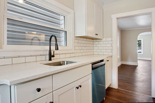 Foto del edificio - Available Now! Bright & Inviting 3 Bedroom...
