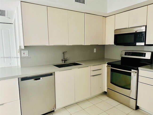 Building Photo - 19101 NE 36th Pl