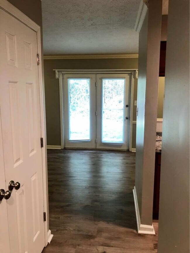 Building Photo - 137 Meadowlark Dr