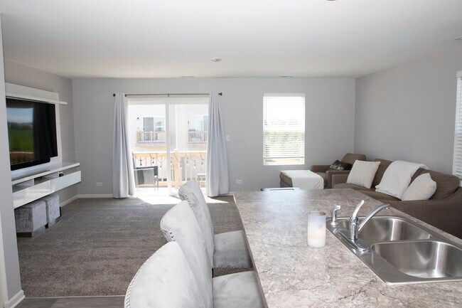 Building Photo - 560 Spring Leaf Dr