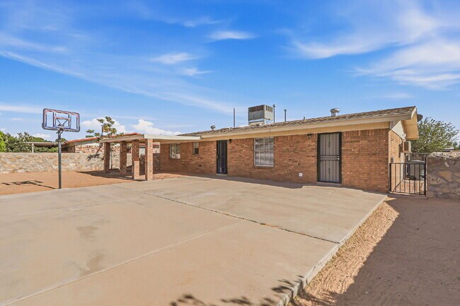 Foto del edificio - 3 bed 2 bath house with a studio