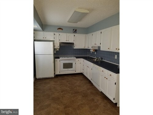 Building Photo - Row/Townhouse, Traditional - LINDENWOLD, NJ