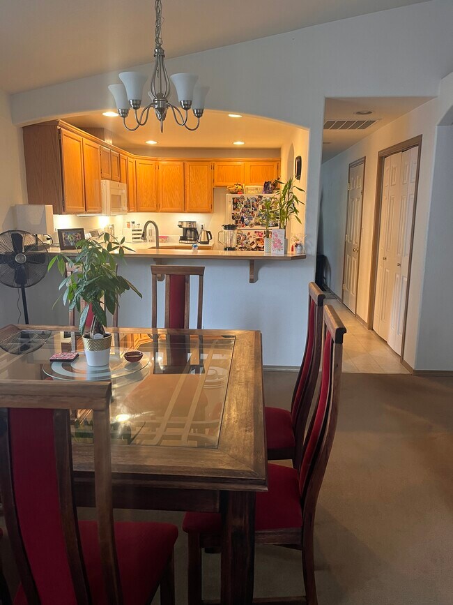 Disfrute de una cocina luminosa y totalmente equipada, diseñada para la vida moderna. - 4215 147th St SW