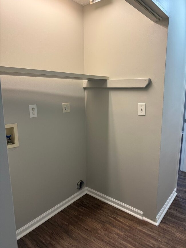 Foto del edificio - Charming 3 bedroom 2 bath bungalow- brand new refrigerator!