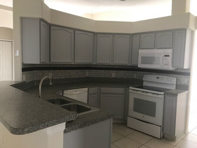 Building Photo - Spacious 3-Bedroom with 2 Full Baths in Kissimmee, Located on a Golf Course in the beautiful comm...