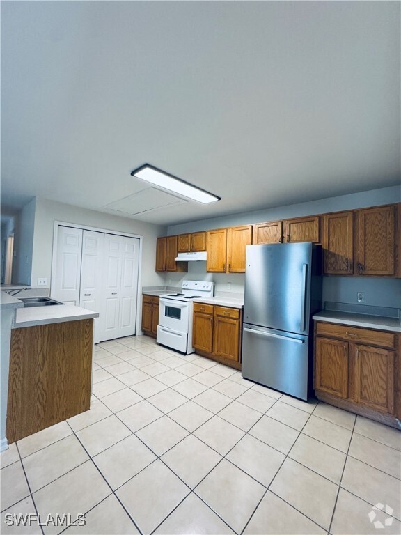 Building Photo - 2435 Lantana Ave S