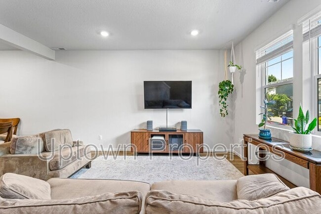 Building Photo - 876 N 18th Ave