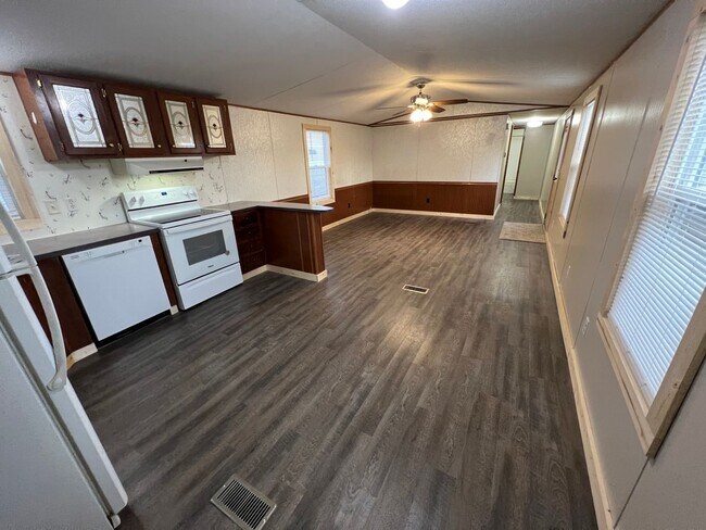 Building Photo - 3 Bedroom 2 Bath Newly Remodeled Mobile Ho...