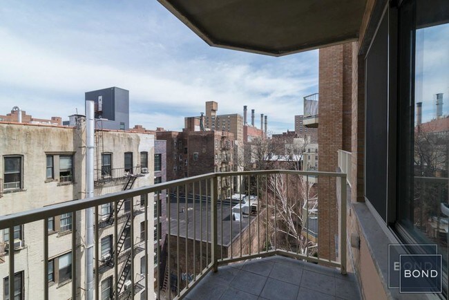 Building Photo - 531 E 12th St