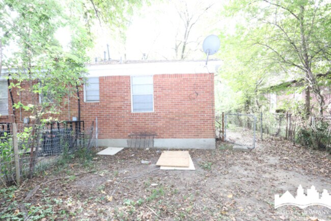 Building Photo - 3268 Powell Ave