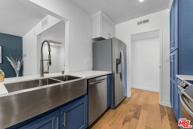 Foto del edificio - 540 Kelton Ave