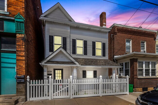 Foto del edificio - 659 Evergreen Ave