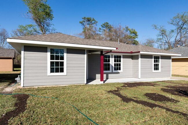 Building Photo - 9301 Lake Forest Blvd