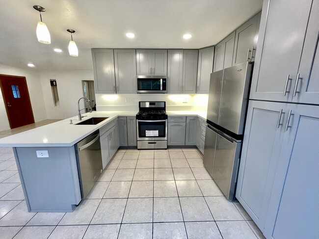 Designer Kitchen - 610 N Horne St