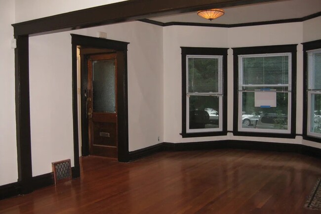 Living room entry - 4340 N Wolcott Ave