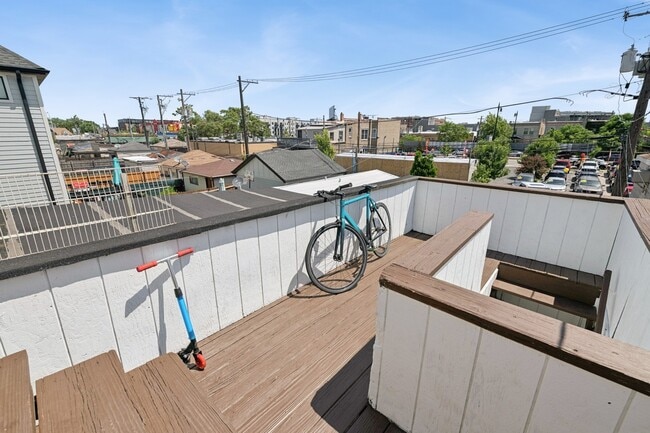 Building Photo - 2727 N Artesian Ave