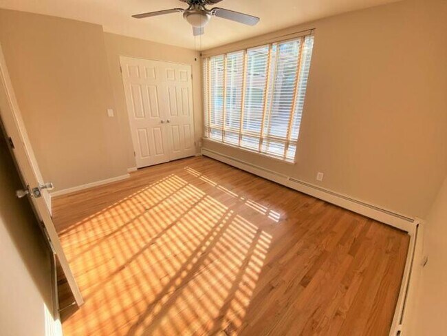 Building Photo - 1 bedroom in Seattle WA 98109