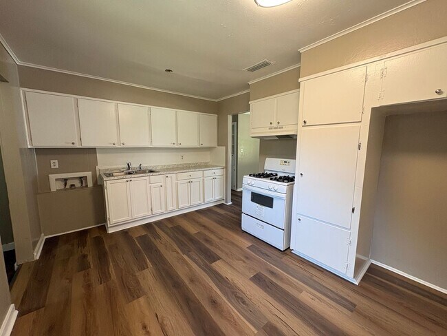 Building Photo - Amazing 3 Bed/1 Bath House FULLY remodeled with Central Air & Heat