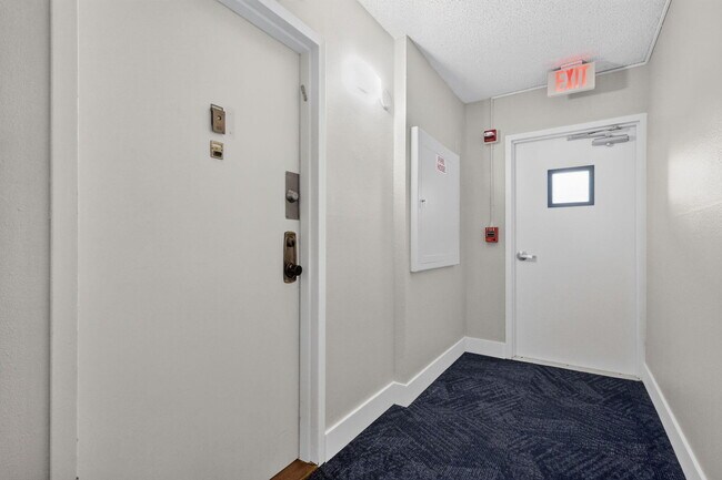 Foto del edificio - 2500 NE 135th St
