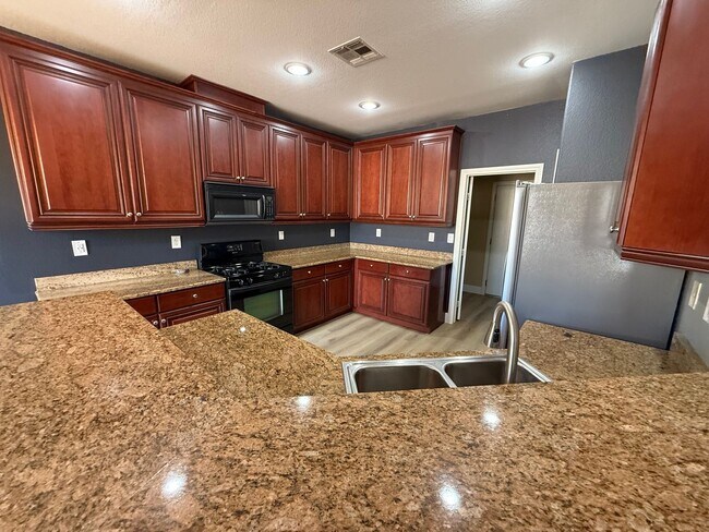Foto del edificio - Beautiful 2-Story Townhome in Gated Area w...