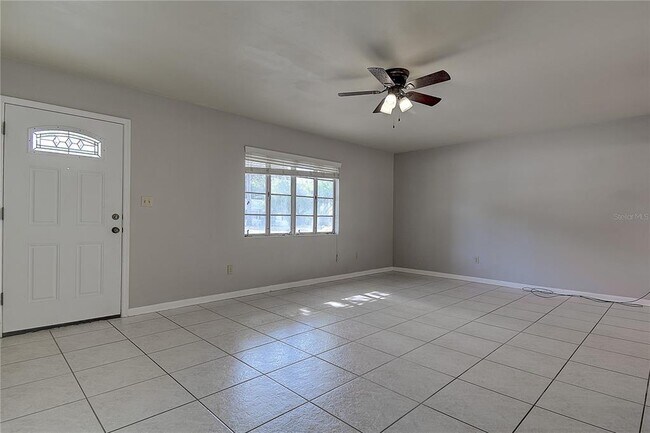 Building Photo - 820 Poinsettia Ave