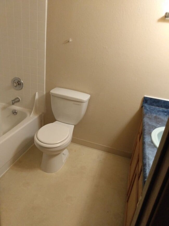 Building Photo - 2 bedroom 1 bathroom ground floor apartment - Granvue Apartments