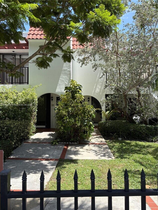 Foto principal - 265 Grapetree Dr